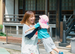 先生と笑顔で遊ぶ子ども