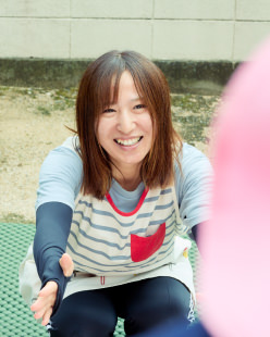 笑顔で子どもを迎える先生