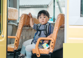 園バスの座席に座る子ども