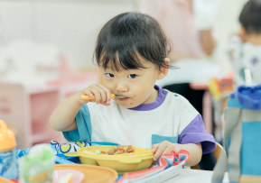 給食を食べる子ども