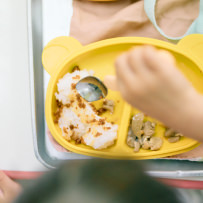 お弁当を食べる子ども