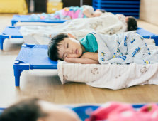お昼寝をする子ども