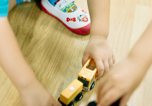 車のおもちゃで遊ぶ子ども