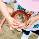 砂遊びをする子ども