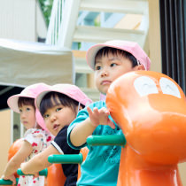園庭の遊具で遊ぶ子どもたち