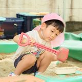 砂場で遊ぶ子ども