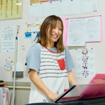 教室で笑顔を見せる先生