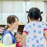 先生と過ごす子どもたち
