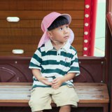 椅子に座る子ども