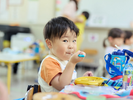 給食を食べる子ども